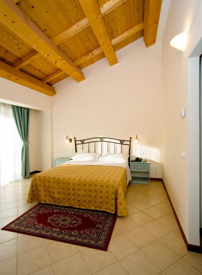 Agriturismo Biologico Corte Aragonese Santa Maria di Licodia Exterior foto
